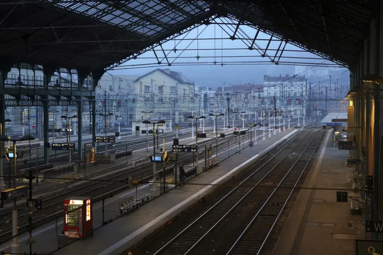 Francuska paralizirana općim štrajkom: Ne voze avioni, vlakovi, metro, zatvoren Eiffelov toranj