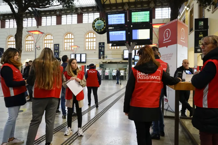 Francuska paralizirana općim štrajkom: Ne voze avioni, vlakovi, metro, zatvoren Eiffelov toranj