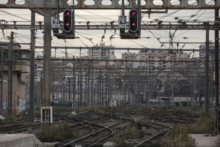 Francuska paralizirana općim štrajkom: Ne voze avioni, vlakovi, metro, zatvoren Eiffelov toranj