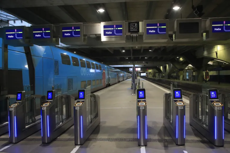 Francuska paralizirana općim štrajkom: Ne voze avioni, vlakovi, metro, zatvoren Eiffelov toranj