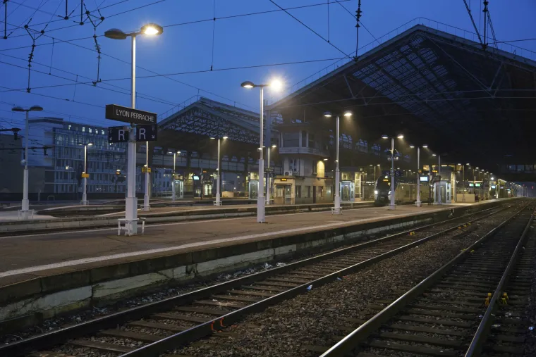 Francuska paralizirana općim štrajkom: Ne voze avioni, vlakovi, metro, zatvoren Eiffelov toranj