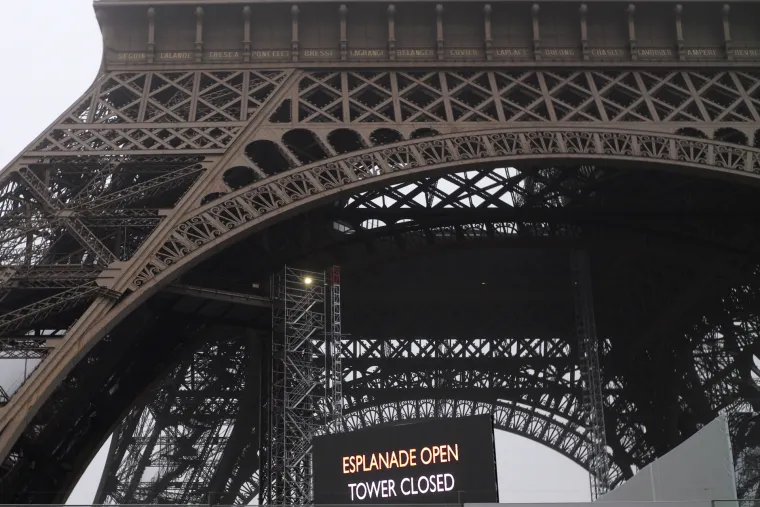 Francuska paralizirana općim štrajkom: Ne voze avioni, vlakovi, metro, zatvoren Eiffelov toranj