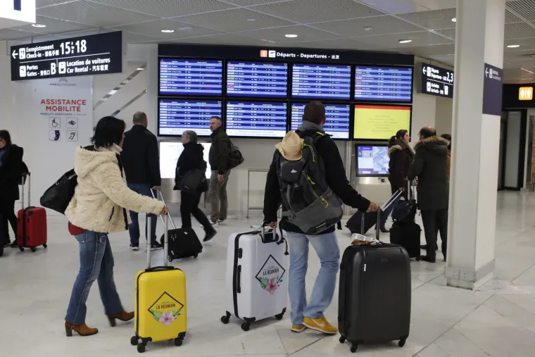 Francuska paralizirana općim štrajkom: Ne voze avioni, vlakovi, metro, zatvoren Eiffelov toranj