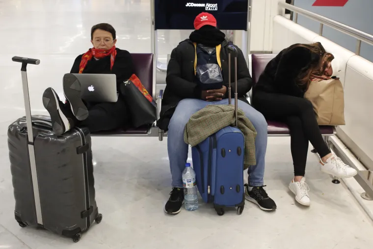 Francuska paralizirana općim &scaron;trajkom: Ne voze avioni, vlakovi, metro, zatvoren Eiffelov toranj