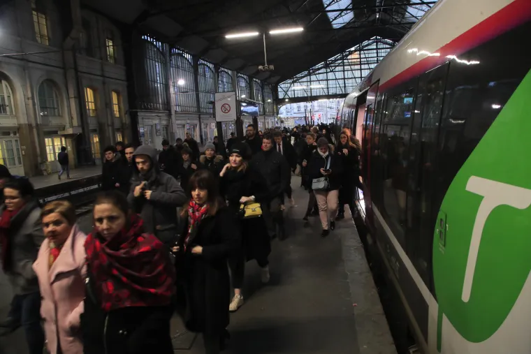 Francuska paralizirana općim &scaron;trajkom: Ne voze avioni, vlakovi, metro, zatvoren Eiffelov toranj