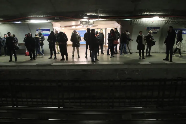 Francuska paralizirana općim &scaron;trajkom: Ne voze avioni, vlakovi, metro, zatvoren Eiffelov toranj