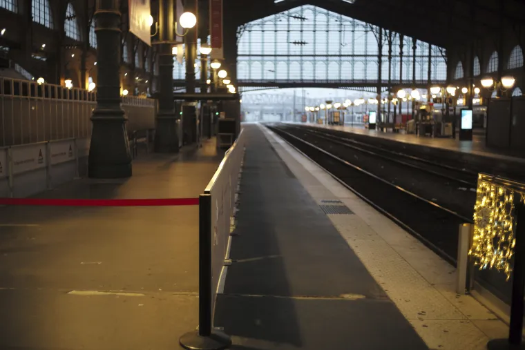 Francuska paralizirana općim &scaron;trajkom: Ne voze avioni, vlakovi, metro, zatvoren Eiffelov toranj