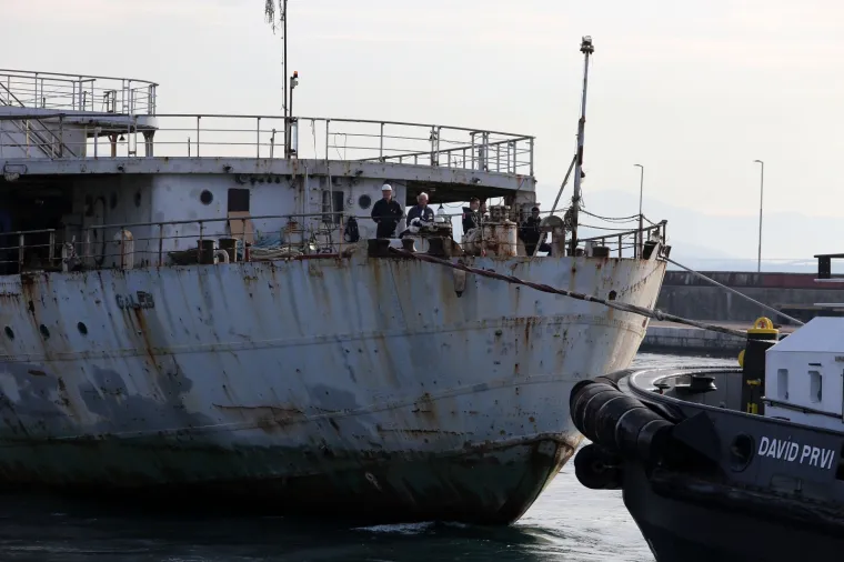 Ruglo ili buduća turistička atrakcija? Titov Galeb napokon krenuo u brodogradili&scaron;te na obnovu