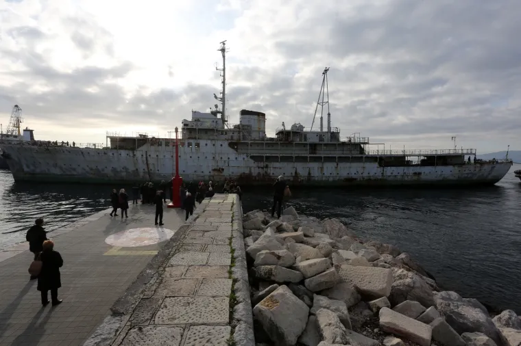 Ruglo ili buduća turistička atrakcija? Titov Galeb napokon krenuo u brodogradili&scaron;te na obnovu