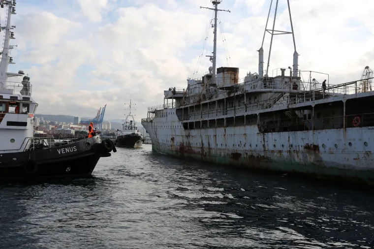 Ruglo ili buduća turistička atrakcija? Titov Galeb napokon krenuo u brodogradili&scaron;te na obnovu