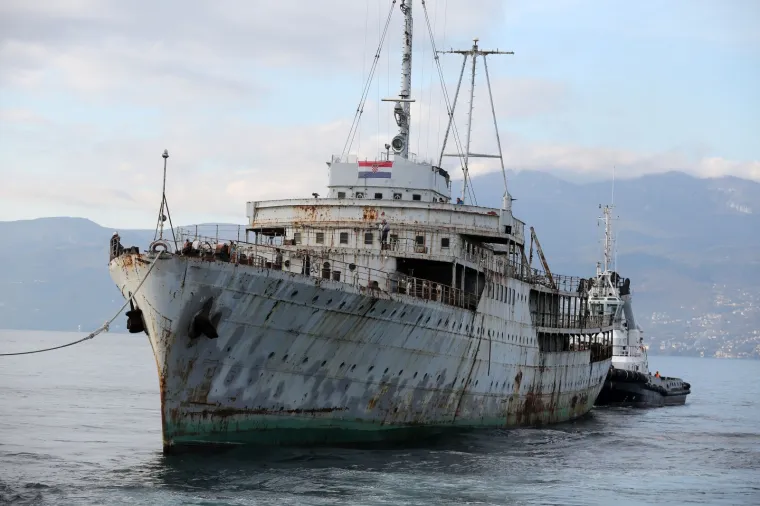 Ruglo ili buduća turistička atrakcija? Titov Galeb napokon krenuo u brodogradili&scaron;te na obnovu