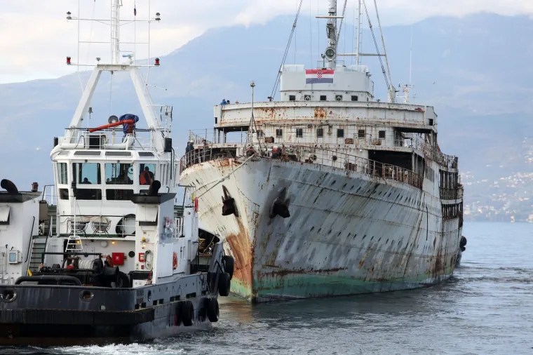 Ruglo ili buduća turistička atrakcija? Titov Galeb napokon krenuo u brodogradili&scaron;te na obnovu