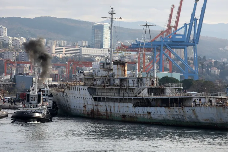 Ruglo ili buduća turistička atrakcija? Titov Galeb napokon krenuo u brodogradili&scaron;te na obnovu