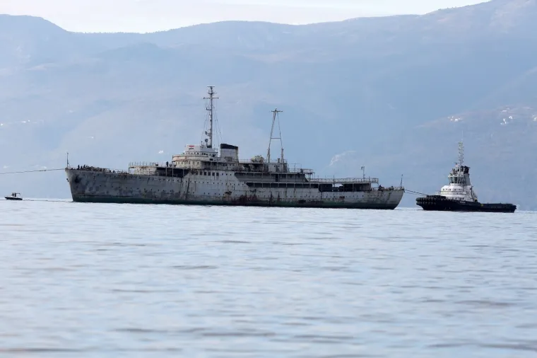 Ruglo ili buduća turistička atrakcija? Titov Galeb napokon krenuo u brodogradili&scaron;te na obnovu