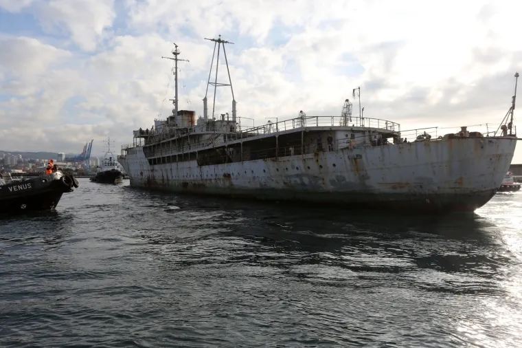 Ruglo ili buduća turistička atrakcija? Titov Galeb napokon krenuo u brodogradili&scaron;te na obnovu