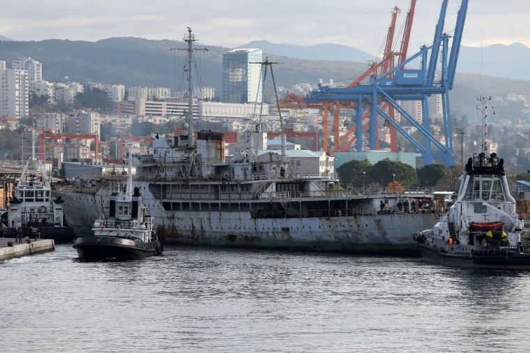 Ruglo ili buduća turistička atrakcija? Titov Galeb napokon krenuo u brodogradili&scaron;te na obnovu