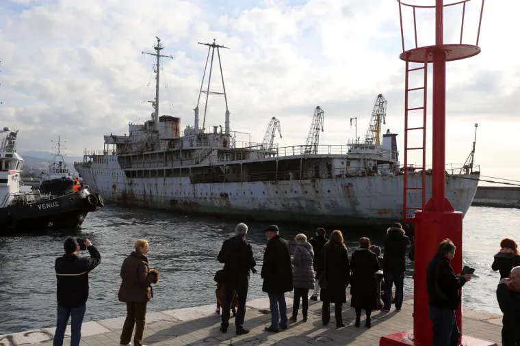 Ruglo ili buduća turistička atrakcija? Titov Galeb napokon krenuo u brodogradili&scaron;te na obnovu