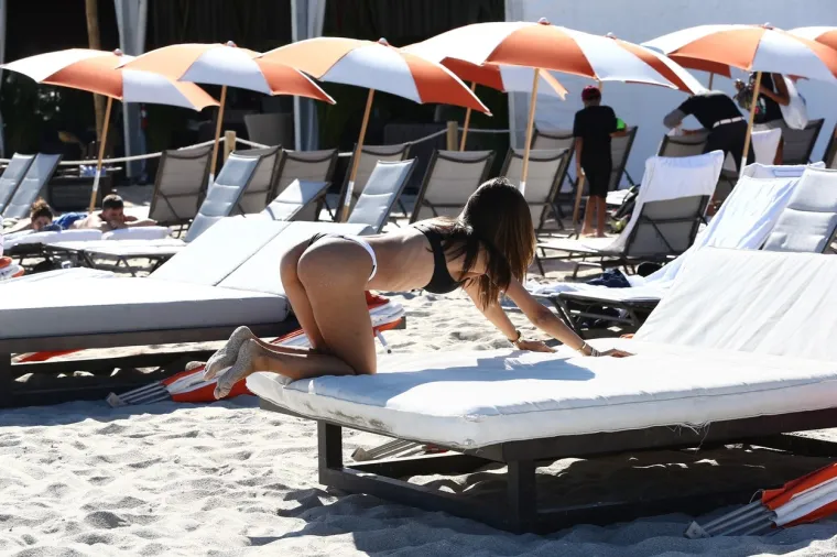 TRČKARALA U BIKINIJU, ALI TEK KAD SE SAGNULA CIJELA SE PLAŽA OKRENULA PREMA NJOJ: Claudia zna kako privuči pažnju paparazza