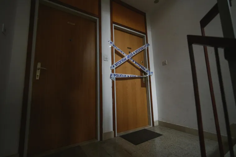 &Scaron;to se dogodilo iza ovih vrata? Policija 'če&scaron;lja' stan u kojem je umrla Veronika Pecolaj