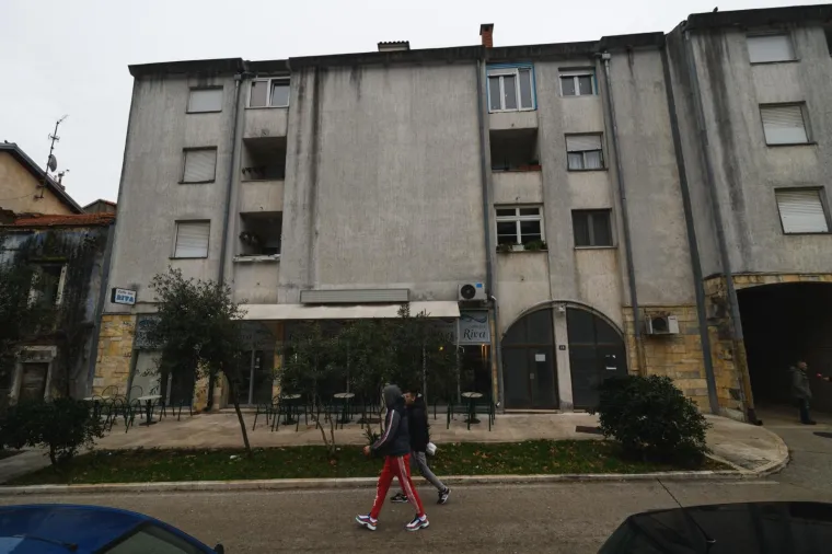 &Scaron;to se dogodilo iza ovih vrata? Policija 'če&scaron;lja' stan u kojem je umrla Veronika Pecolaj