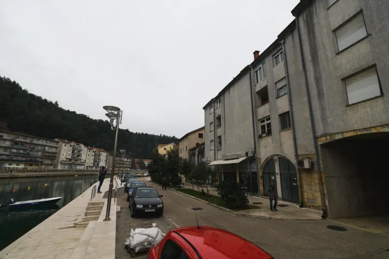 &Scaron;to se dogodilo iza ovih vrata? Policija 'če&scaron;lja' stan u kojem je umrla Veronika Pecolaj