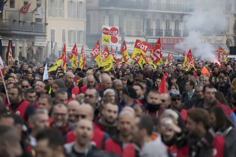Francusku paralizirao &scaron;trajk, na prosvjedima gotovo milijun ljudi: 'Vlada će popustiti prije nas'