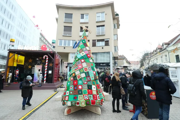 Za one bez doma: Otkriveno veliko vuneno božićno drvce u sklopu kampanje 'Upletimo se'