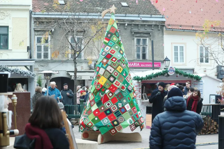 Za one bez doma: Otkriveno veliko vuneno božićno drvce u sklopu kampanje 'Upletimo se'