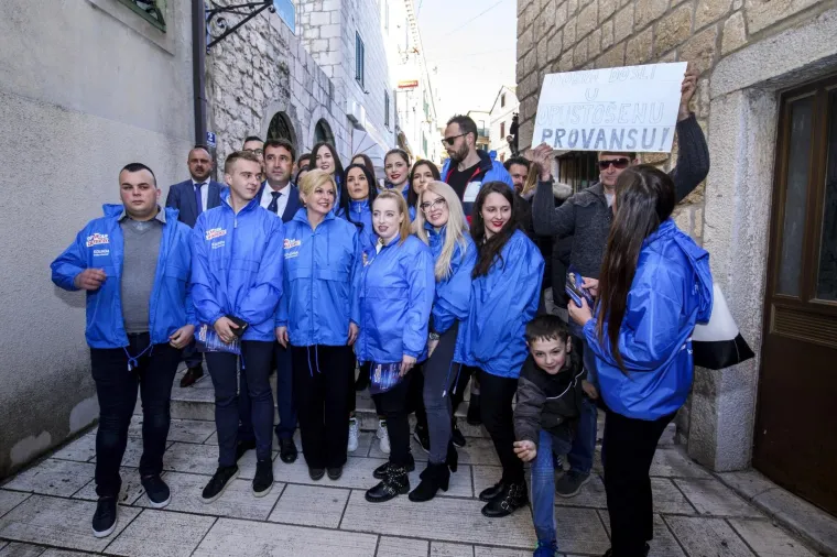 Grabar Kitarović odu&scaron;evila Imoćane: Pljeskali joj u crkvi, zaustavljali na ulici, vikali: 'Svi za Kolindu'