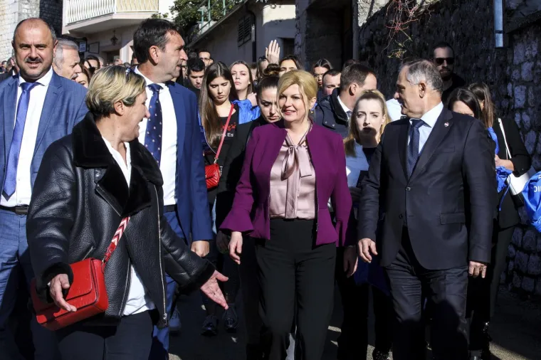 Grabar Kitarović odu&scaron;evila Imoćane: Pljeskali joj u crkvi, zaustavljali na ulici, vikali: 'Svi za Kolindu'
