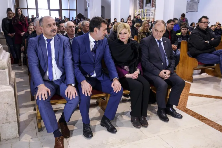 Grabar Kitarović odu&scaron;evila Imoćane: Pljeskali joj u crkvi, zaustavljali na ulici, vikali: 'Svi za Kolindu'