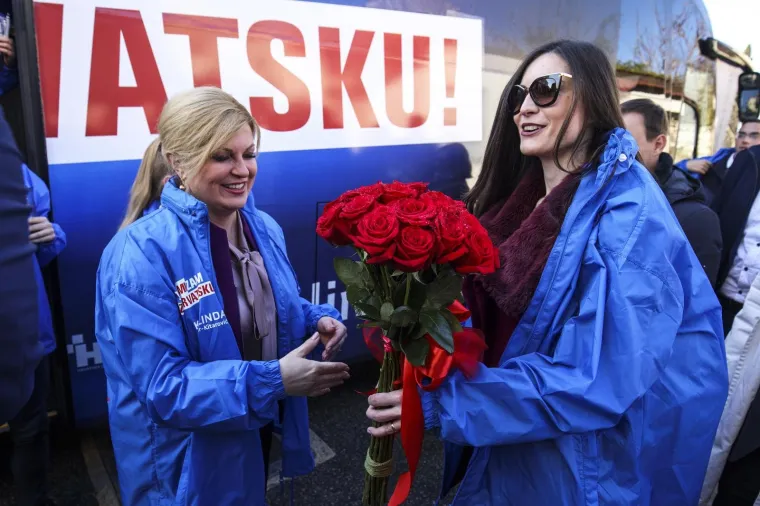 Grabar Kitarović odu&scaron;evila Imoćane: Pljeskali joj u crkvi, zaustavljali na ulici, vikali: 'Svi za Kolindu'