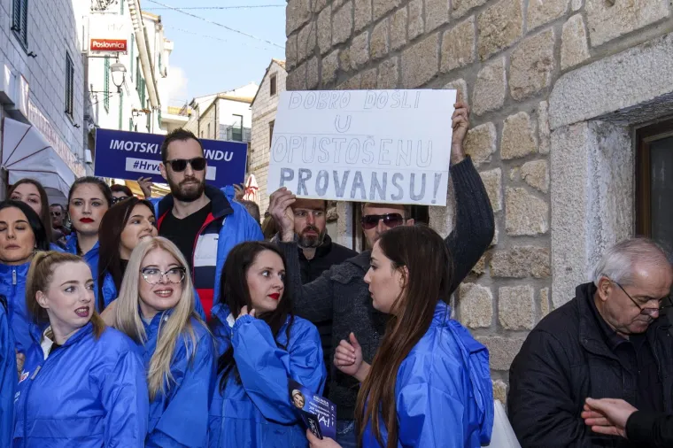 Grabar Kitarović odu&scaron;evila Imoćane: Pljeskali joj u crkvi, zaustavljali na ulici, vikali: 'Svi za Kolindu'