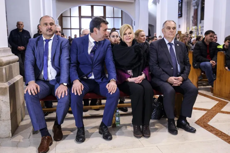 Grabar Kitarović odu&scaron;evila Imoćane: Pljeskali joj u crkvi, zaustavljali na ulici, vikali: 'Svi za Kolindu'