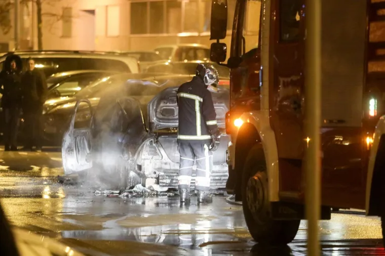 U Zagrebu planuo automobil u vožnji: Vatra se pro&scaron;irila na jo&scaron; tri automobila!