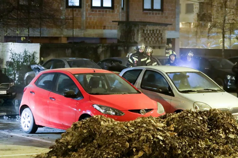 U Zagrebu planuo automobil u vožnji: Vatra se pro&scaron;irila na jo&scaron; tri automobila!