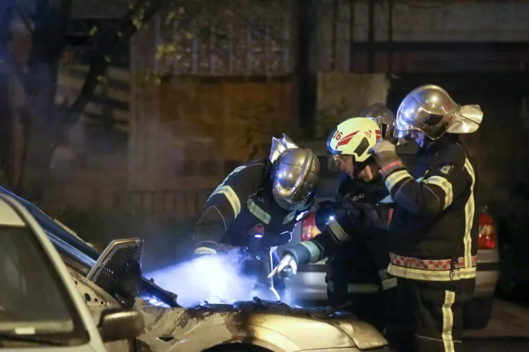 U Zagrebu planuo automobil u vožnji: Vatra se pro&scaron;irila na jo&scaron; tri automobila!