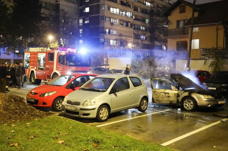 U Zagrebu planuo automobil u vožnji: Vatra se pro&scaron;irila na jo&scaron; tri automobila!