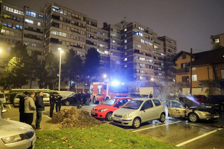 U Zagrebu planuo automobil u vožnji: Vatra se pro&scaron;irila na jo&scaron; tri automobila!