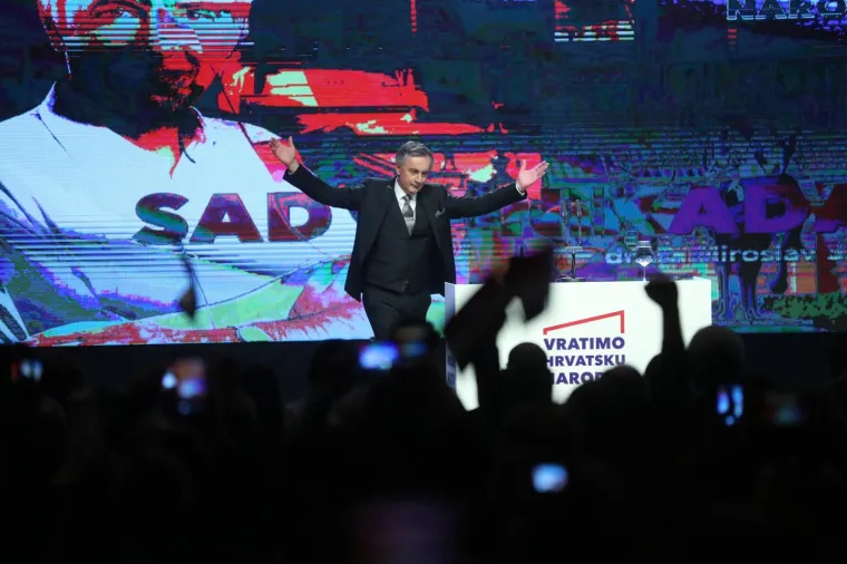 Veliki predizborni skup: Miroslava &Scaron;koru do&scaron;li podržati Mostovci, Glasović, umirovljeni general...