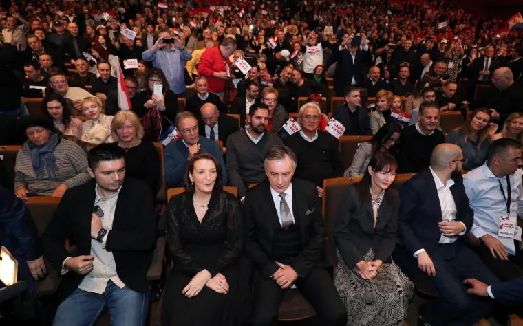 Veliki predizborni skup: Miroslava &Scaron;koru do&scaron;li podržati Mostovci, Glasović, umirovljeni general...