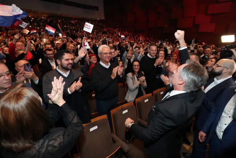 Veliki predizborni skup: Miroslava &Scaron;koru do&scaron;li podržati Mostovci, Glasović, umirovljeni general...