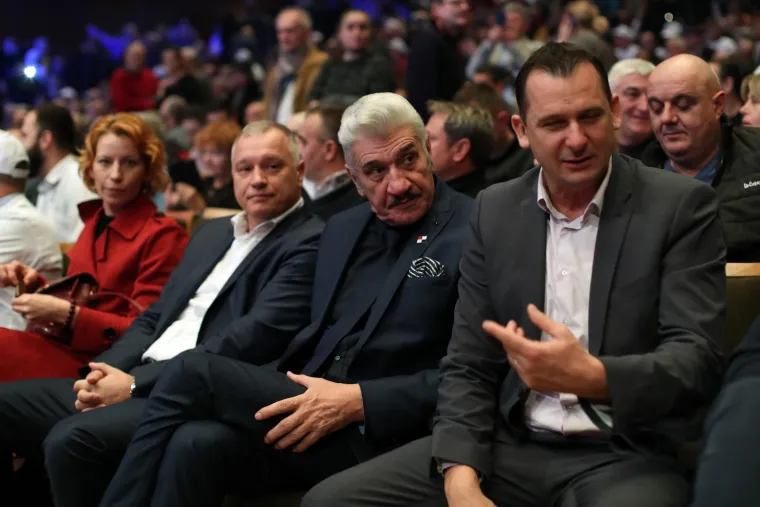 Veliki predizborni skup: Miroslava &Scaron;koru do&scaron;li podržati Mostovci, Glasović, umirovljeni general...