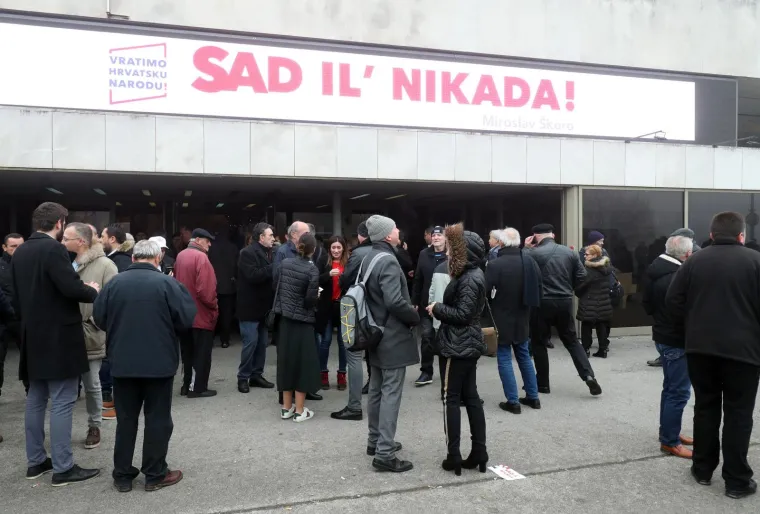 Veliki predizborni skup: Miroslava &Scaron;koru do&scaron;li podržati Mostovci, Glasović, umirovljeni general...