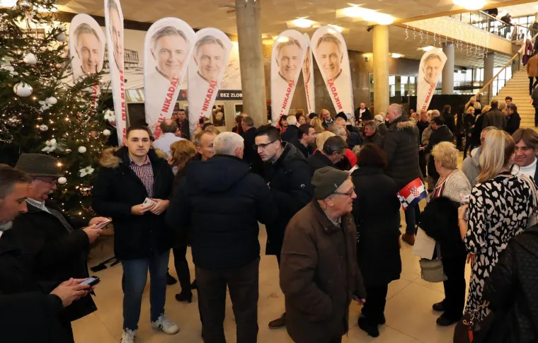 Veliki predizborni skup: Miroslava &Scaron;koru do&scaron;li podržati Mostovci, Glasović, umirovljeni general...