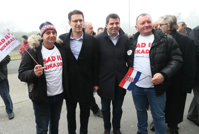 Predsjednički kandidat Mirosav Škoro na velikom predizborom skupu u Zagrebu poručio je da će ako pobijedi na izborima zatražiti raspuštanje Vlade i Sabora te nove izbore. Škoro je izašao na pozornicu i pozdravio prisutne koji su popunili i posljednje mjesto u Koncertnoj dvorani Vatroslav Lisinski: “Pitam se jesam li dostojan?“ “Jesi!“ odgovorili su mu uglas. 
 Photo: Sanjin Strukic/PIXSELL