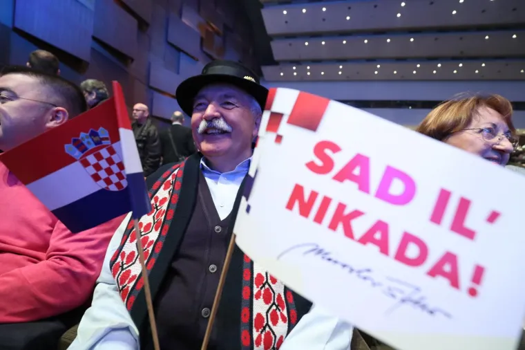 Poručivši kako će ih pomesti na izborima 22. prosinca jer su oteli državu narodu, Škoro je kazao i da je jadna država u kojoj se predsjednica bavi srpskim čokoladicama, hrvatskim čokolinom, rođendanskim tortama, zatvorskim kolačima te na svaki mogući način pokušava oteti posao njima pjevačima. Uz to, jadna je i zato što premijer Plenković zbog svog ega mjesec dana nije u stanju primiti učitelje a predsjednik Sabora možete biti i sa 808 osvojenih glasova na izborima, izjavio je