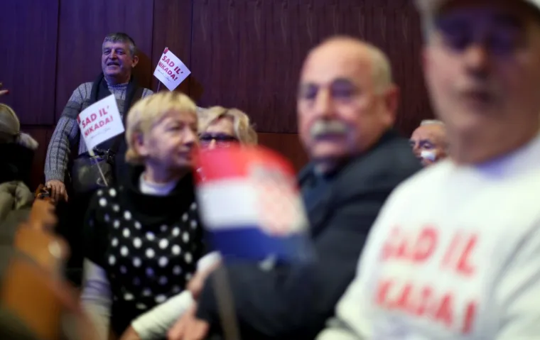 NA VELIKOM ŠKORINOM SKUPU HRVATSKA ZASTAVA S PRVIM BIJELIM POLJEM, ALI I BROJNA POZNATA LICA: Pogledajte tko je sve došao danas u 'Lisinski'