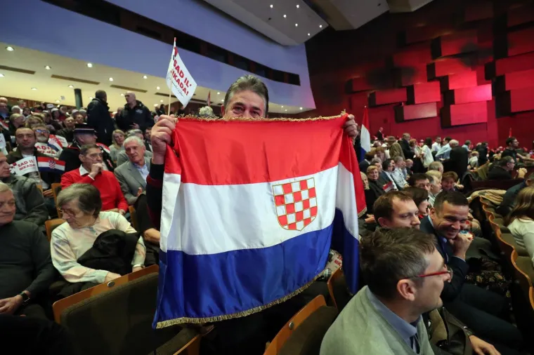 "Deestradizirati ću funkciju predsjednika države i vratit ću joj izgubljeno dostojanstvo”, istaknuo je Škoro.
Predstavljajući svoj program rekao je da će, kako bi mogao provesti potrebne promjene, tražiti povećanje predsjedničkih ovlasti, omogućit će da se umjesto stranačke podobnosti počne vrednovati znanje, izvrsnost i sposobnost a prvi referendum koji će raspisati bit će o ovršnom zakonu kako bi 250.000 građana dobilo novu šansu.