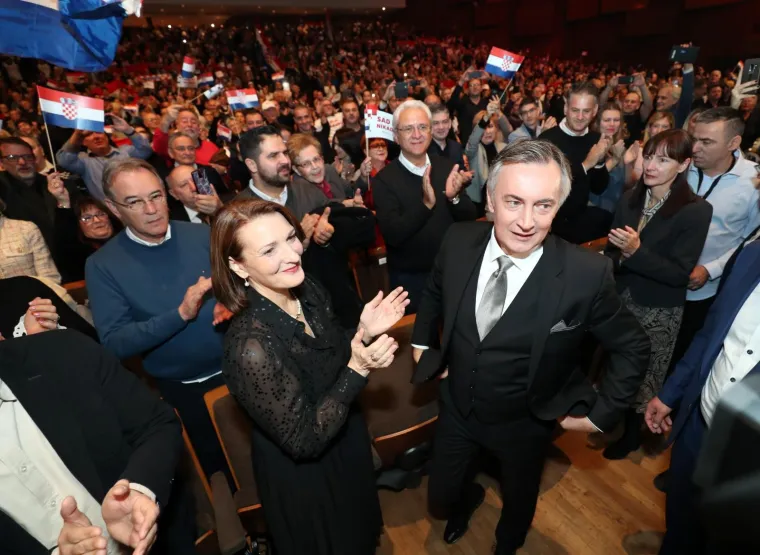 NA VELIKOM ŠKORINOM SKUPU HRVATSKA ZASTAVA S PRVIM BIJELIM POLJEM, ALI I BROJNA POZNATA LICA: Pogledajte tko je sve došao danas u 'Lisinski'